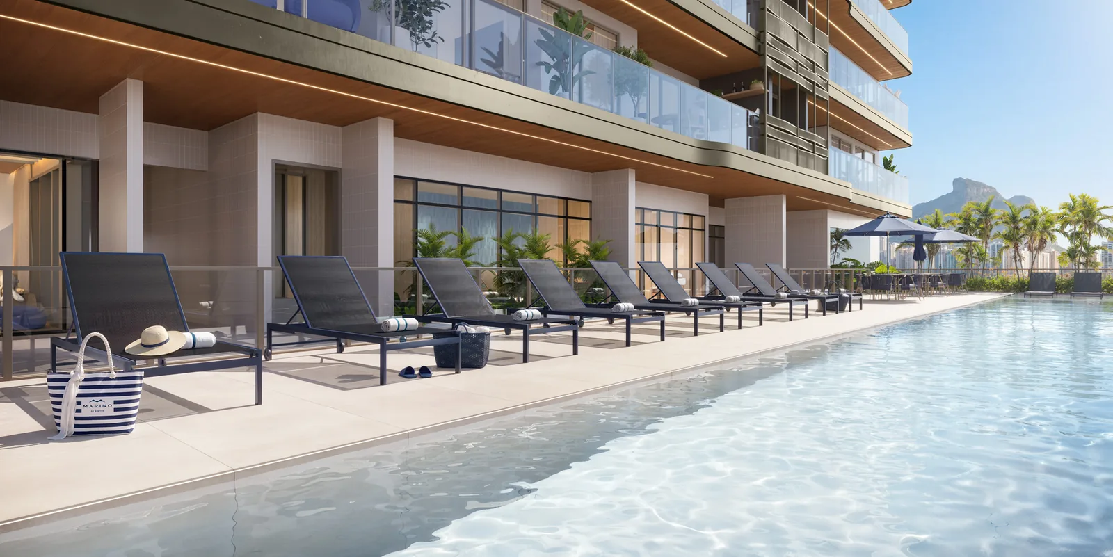 Piscina adulta com deck molhado